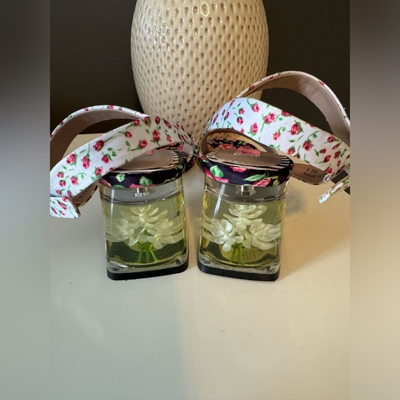 Betsey Johnson Livvie Heels. New never worn. Size 5.5. Flowers in Lucite heel. - Picture 3 of 5